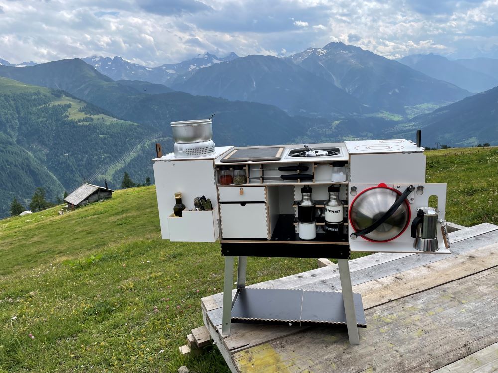 Campingküche BockX ADVANCED: Raumwunder mit Vollausstattung im Eurobox-Format  – Offroad-Partner